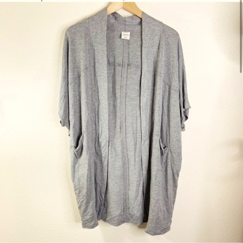 Soma Gray Short Sleeve Kimono Size Small/Medium